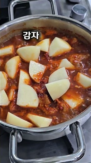 "돈사태 매운찜" 매콤하고 무르게 푹 익혀 부드러운 돈사태찜 양념이 쏙~ 밥도둑이 따로 없고, 술안주로도 👍. 국물에 밥 볶아 김가루 올려 마무리 까지~ 오늘 메뉴 고민 끝^^