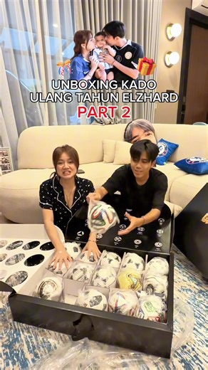Unboxing Kado Elzhard Part 2: Mainan dan Mobil-Mobilan!