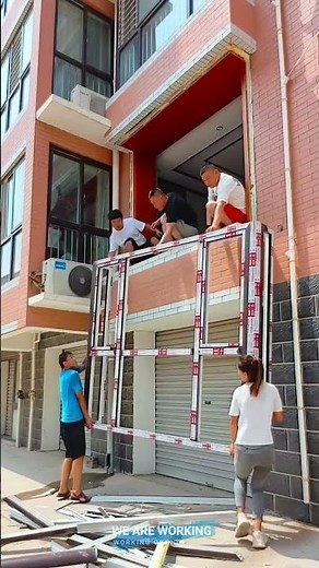 Lifting Large Frames: Technique and Teamwork 💡