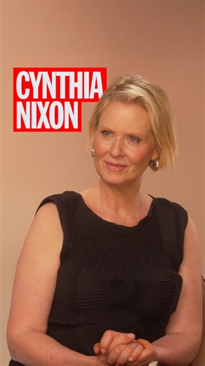 “Je dirais que le M&M’s Store est OUT !” 👎 C’est l’heure du thé ! Cynthia Nixon, aka Miranda Hobbes dans la série And Just Like That, le sequel de Sex and the City, est une femme accomplie et à l’aise avec son identité queer ! D’ailleurs, elle en profite pour balancer un dossier sur les M&M’s 👀 La troisième saison de And Just Like That... est disponible sur Max. | Konbini