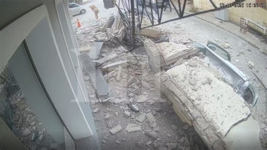 Βίντεο - ντοκουμέντο από την κατάρρευση του μπαλκονιού στο Λαύριο | in.gr