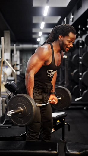 👉Adopte la bonne technique pour un biceps curl efficace : Dos droit Mouvement contrôlé Pas de balancement Tu veux progresser ? Mets la maîtrise avant la charge ! #bicepsworkout #bicepscurls #gymtips #fitnesstips #short | Fitness.Avec.Mrbombe