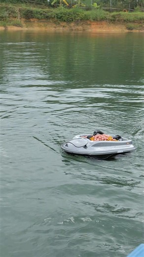 Vedere l'Actor Plus PRO MK5 in azione è pura potenza! Con la sua tramoggia centrale da 3 Kg di capacità completamente piena, naviga verso lo spot di pesca con una stabilità e una velocità (70 m/min) che non temono rivali. Questa è la Bait Boat per la pasturazione massiva e la precisione assoluta: GPS Super Veloce (fino a 60 satelliti) per memorizzare 16 spot e il ritorno automatico. Sonar a Doppia Frequenza con schermo indipendente per studiare il fondale in tempo reale (portata 300m). Massima S