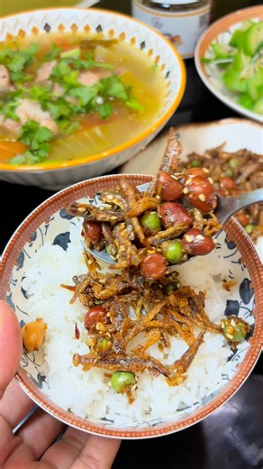 🥢 Cá cơm rim đậu phộng thì quen rồi, nhưng nay có thêm ĐẬU HÀ LAN giòn rụm ăn mới lạ miệng nè!😋 Từng con cá cơm tươi được chiên giòn rụm, thấm đều nước sốt chua cay mặn ngọt, thêm mùi thơm của đậu phộng, beo béo của mè rang, và giòn giòn của đậu Hà Lan – ăn một miếng là ghiền! 😋 🌶️ Trộn thêm miếng xoài xanh, rau thơm và rưới nước mắm me là có ngay món gỏi cá cơm siêu dính cơm, cực bắt vị. Món này nhà THÍCH CAY làm từ cá cơm tươi, rim vừa ăn, hợp khẩu vị người Việt, đảm bảo ăn chơi cũng được,