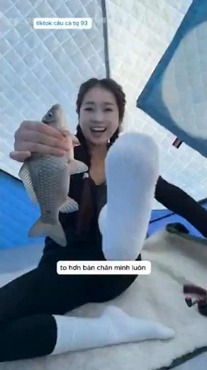 em cần thủ đi câu cá chem chép ở hồ đóng băng tự nhiên câu được 1 con cá to như bàn chân #fishing