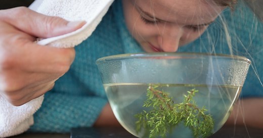 Richtig Inhalieren: Dampfbad bei Erkältung mit Salz, Kamille und Co.