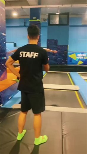 Let me tell you something - Cyberjump is coming to Vienna!! 😍😍 Bald ist es soweit und wir eröffnen unseren ersten Park mit über 5000 Quadratmeter Unterhaltung pur. 👉 Stay tuned und erfahre alles über unser vielfältiges Angebot 😉 #trampoline #trampolinpark #indoor #wien #comingsoon #sport #spaß #spiele #tacactive #games #foryoupage #fyp