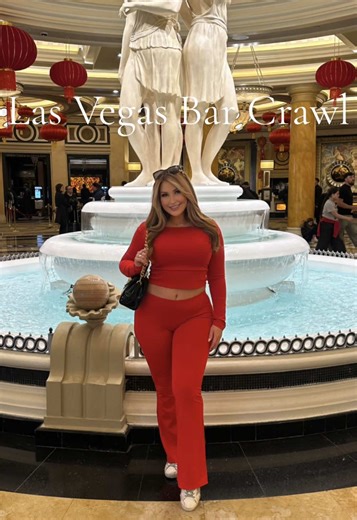 This is a must try Vegas Bar Crawl 🎰 @Royal Crawl at the Linq Promenade 🥂 With this self paced crawl you can visit 5 different bars and with your crawl ticket you get a complimentary drink at each location! 🍻 You can choose from beer, wine, mixed cocktails or shots, plus some locations even have special menu items for the crawl & discounts on food & additional beverages 🍾 This is a great way to see multiple bars on the strip & get a great deal on drinks! Chose from 3 different crawls: South 