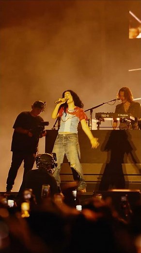 Lorde Performs "Team" at BottleRock Music Festival 2026