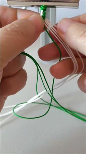 Learn how to weave beautiful arrow bracelets #diy #craftyhome #crafting