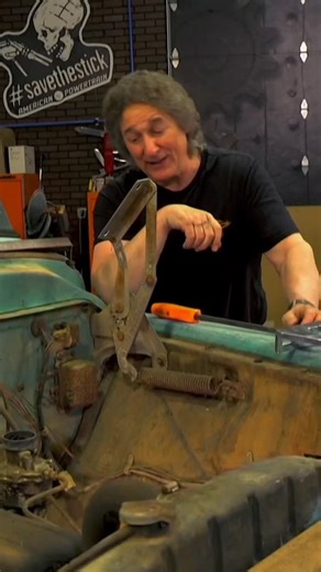 RACER Network on Instagram: "Need to remove a spring the right way? @officialstaceydavid breaks down the proper technique so you can get it done safely and efficiently — all in this week’s Tips from Gearz presented by @cometicgasket. 📺 9 pm ET/PT"