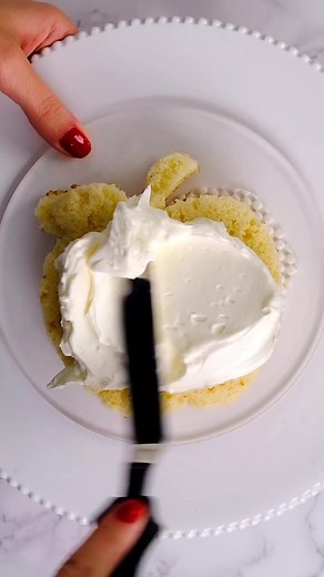 9.1K views · 132 reactions | Back to school with this Cartoon apple cake by @sweetjosiebakes  This one is so fun! Have you made a comic cake yet? Show us your photos! | The Cake Decorating Company | Facebook