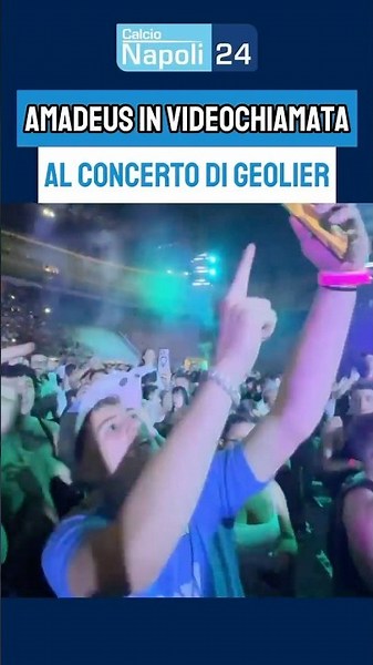 AMADEUS in videochiamata col FIGLIO al concerto di GEOLIER 😍