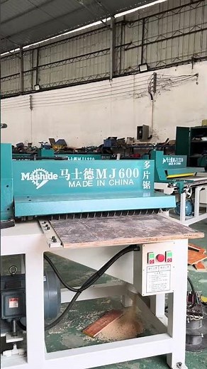 Multi-blade saw, easy and quick to rotate and change saw blades, and adjust the blade spacing