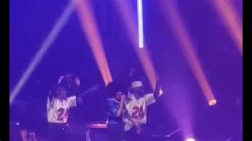 25 ANS APRÈS, LES MAKOMA SONT DE RETOUR... Hier soir, au Dôme de Paris (en France), le légendaire groupe Makoma a fait un retour triomphal sur scène, pour le plus grand bonheur des amoureux de la bonne musique. Souvenez-vous... En l’an 2000, tout le continent africain vibrait au rythme de la chanson "Napesi Yo", ce tube mythique signé par une fratrie congolaise installée aux Pays-Bas. Leur premier album ("Nzambe na Bomoyi") avait littéralement conquis l’Afrique, l’Europe et même les États-Unis. 