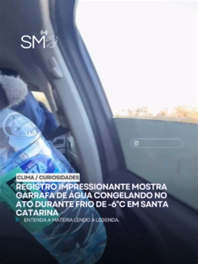 A moradora Simone Mueller fez um registro impressionante que está chamando a atenção na web ao mostrar uma garrafa de água congelando praticamente no ato em Bom Jardim da Serra, na Serra Catarinense. O fenômeno ocorreu durante o frio intenso registrado no último sábado (04), quando os termômetros na cidade despencaram para a marca de -6°C. O vídeo curto mostra o impacto das temperaturas negativas extremas que atingiram a região serrana de Santa Catarina no fim de semana, transformando a água líq