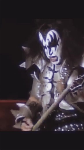 God Of Thunder- by #kissband live Las Vegas una de las mejores versiones en mi opinión personal🤘🏼🖤 #genesimmons #paulstanley #music #foryou #edits #rock #fyp #lyrics_songs #subtitles #foryou #kissarmy #fyp