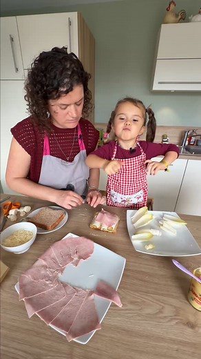 353K views · 1.7K reactions | Rien de mieux qu'un moment mère/fille pour apprendre à cuisiner les endives !  Découvrez le croque monsieur aux endives (supplément lapin ) d'Élina et sa maman ! 塞 #endives #recette #croquemonsieur #cuisine #hautsdefrance | Perle du Nord | Facebook
