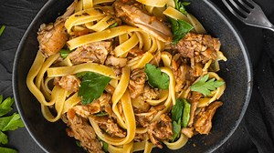 Lassú tűzön főtt nyúlragu széles metélttel: bor is kerül a szaftba