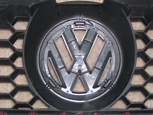 Painting VW Emblem's DIY