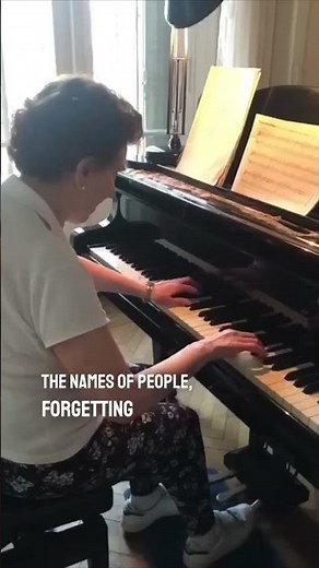 90-year-old grandma with dementia can play the piano perfectly 😱