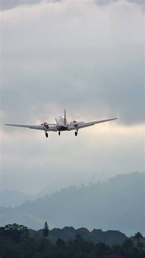 Beech King Air B90 Takeoff #aviation #beechcraft