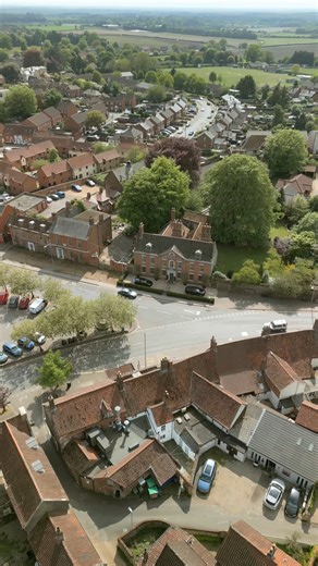 Swaffham House. A grand Elizabethan and Georgian manor set at the heart of a Norfolk market town. Sleeping up to 22, this characterful house offers generous reception rooms, a kitchen built for entertaining, four secluded gardens and an eight-person hot tub — a rare sense of space and privacy, right on the doorstep of shops, cafés and pubs. Watch the house in motion, take in the detail, and picture a long weekend done well. Part of the collection at #bighouseexperience #luxuryretreat #largegroup