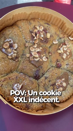 Un cookie XXL comme tu en as rarement vu 🤤 🍪 Deux tailles disponibles : 🔸 10-12 personnes (1kg) 🔸 6-8 personnes (750g) 📩 Comment commander ? Envoyez-nous un DM Instagram au moins 24h à l’avance avec : ▫️La taille souhaitée ▫️Le parfum choisi ▫️Votre nom ▫️ La date et l’heure de retrait ▫️ La boutique de votre choix pour le récupérer : 📍 18 rue des Écouffes, 75004 📍 70 rue Saint-André des Arts, 75006 📍 8 rue Rennequin, 75017 #cookie #holycookie #gianduja #cookiexxl #cookiegeant