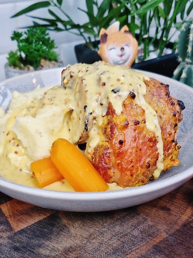 🥩✨ Jarret demi-sel à la moutarde & miel 😋 Une recette fondante, dorée et pleine de saveurs 🧄🍯 Parfaite pour un repas réconfortant et gourmand ❤️ 🧾 Ingrédients : 2 mini jambonneaux demi-sel 🐖 2 c. à soupe de moutarde forte 🥄 2 c. à soupe de moutarde à l’ancienne 🟡 2 c. à soupe de miel 🍯 2 carottes 🥕 1 poireau 🌿 1 oignon 🧅 1 branche de céleri 🌿 3 gousses d’ail 🧄 1 petit verre de vin blanc sec (facultatif) 🍷 20 cl de crème fraîche épaisse 🤍 1 bouquet garni 🌿 10 grains de poivre noi