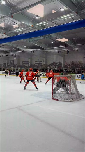 𝗔𝗡𝗗 𝗧𝗛𝗘 𝗖𝗥𝗢𝗪𝗗 𝗚𝗢𝗘𝗦 𝗪𝗜𝗟𝗗!!! 🥳 Bobby Chamberlain with our second of the night last Saturday. Beautiful passing by the lads on the PP and an assist from Sobs put us 2 goals up during our Yorkshire Derby against the Steeldogs! 🔥 Will you be joining us on Boxing Day to do it all over again?! 🦅 📅 Friday 26th December 🆚 Leeds Knights 🚪 Doors open 13:00 ⏰ Face off 14:00 📍 Hull Ice Arena 🤍 In Memory of Margaret Foster SELECT YOUR SEAT HERE 🎟️ https://seahawks.ticketco.events/u