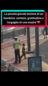 Questa straordinaria mamma ha cresciuto un figlio rispettoso e consapevole. In un piccolo momento per strada, il bambino offre un succo al poliziotto come gesto di gratitudine e rispetto. Quando il poliziotto lo nota, si inginocchia per mettersi all’altezza del bambino e parlargli. Al momento di andarsene, il bambino saluta militarmente il poliziotto. Un tributo a tutte le mamme che fanno davvero la differenza nella vita dei loro figli 💖. 🌟 Segui il canale per altre storie ispiratrici! #Educaz