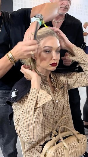 GHARG • FANSITE | Gigi Hadid en el backstage de la tercera edición del desfile de Vogue World en Paris, Francia. - 23/06. - Gigi Hadid backstage at the third... | Instagram
