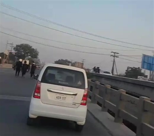 8.4K views · 51 reactions | مقامی ذرائع سے سٹی ہاؤسنگ گوجرانوالا واپڈا ٹاون کے باہر پولیس پہنچ گئی مالز مارکٹ بند کروا دی | Legal Eagles | Facebook