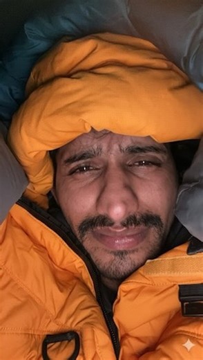 @rohtashkhileri on Instagram: "“झुंड से शिखर तक—एक ही रूह, दो अलग कहानियाँ” 🏔️🐧 जो अपने झुंड और सुरक्षा को छोड़कर अकेले उन बर्फीले पहाड़ों की तरफ निकल पड़ा है जहाँ सिर्फ सन्नाटा और खतरा है। दुनिया पूछ रही है कि वह ऐसा क्यों कर रहा है? लेकिन जब मैंने यह वीडियो देखा, तो मुझे उसमें अपना अक्स (reflecton) नजर आया।” भीड़ से अलग होने का साहस: “झुंड के साथ चलना सुरक्षित और आसान होता है, लेकिन अपनी रूह (Soul) को ढूंढने के लिए अकेले चढ़ना ही पड़ता है। जब मैं डिप्रेशन के उस काले दौर में था, तब मैंने भी दुनिया 