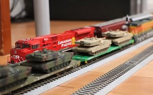 ho比例火车模型视频搬运～ho比例roco出品的各类坦克 军车等模型开箱及被放到平板车上牵引哟～铁道鐵道鉄道轨道交通火车迷十六番hoscale models～