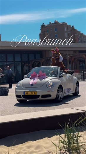 Pasen vier je dit jaar op het strand! 🐰🌊 Kom brunchen bij Beachclub Atlantis en laat de kids genieten van de paashaas, springkussen en glitter tattoos. 📅 5 & 6 april Tag iemand met wie je dit wil doen 👇 Link in bio #paasbrunch #paas #scheveningen #atlantis #springkussen