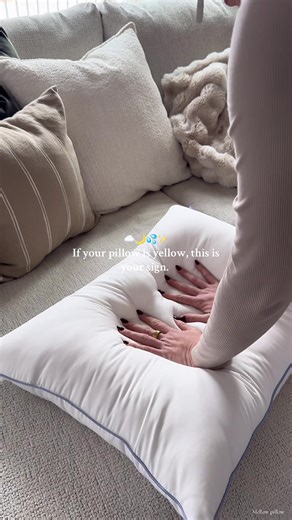 Friendly reminder to replace your pillow 🥹🌙🤍 @Mellow Sleep | Pillows