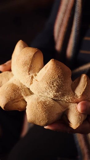 A Villaurbana, ogni giorno è una scoperta tra mani, pietra e natura. Dal pane impastato al mattino fino ai sentieri tra boschi e sorgenti, il paese ti accoglie con la sua bellezza semplice e vera. Qui la tradizione non si guarda da lontano: si tocca, si respira, si vive. 📍 Vieni a scoprirla, nel cuore del Monte Arci #VisitVillaurbana #EsperienzeAutentiche | VisitVillaurbana