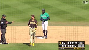 Hernández beats Tatis' throw