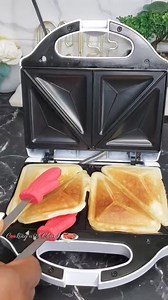 These are so easy to make and ready in 10 minutes. Mini Toaster Cakes. | Cooking With Claudy