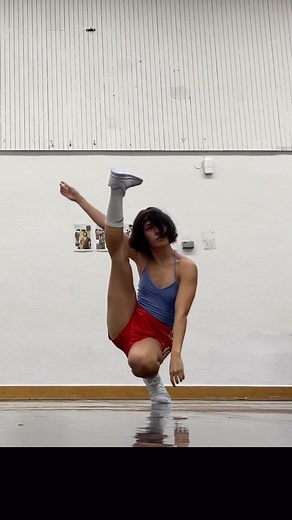 Blue Velvet by Bobby Vinton Thank you @estudiomoh for the beautiful and super comfy leotard!! ❤️ @mir_dance_company @musiktheaterimrevier #freestyledance #danceyourstyle #contemporarydance | Marie-Louise Hertog