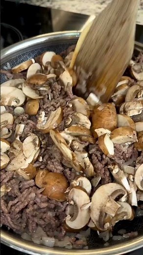 Creamy Beef Stroganoff in 30 mins! Ground beef, mushrooms & sour cr...
