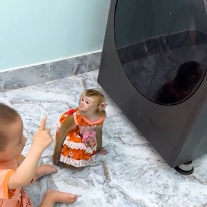 Kaka called her mother to help Diem pee on the bed-001 | A Bi Monkey