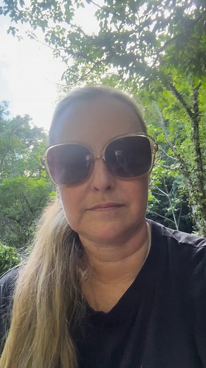 When you’re not great at talking on video but you’re a weapon at writing 😂✍🏼 Trial & error, baby — that’s how we grow. I’ve been told by some incredible mentors: “Do it scared. The more you show up, the more you evolve. One day you’ll look back at your first video and be proud you started.” And honestly… they’re right. I still feel way more confident writing than talking on camera 🙈 I still cringe watching myself sometimes 😅 But here’s the thing — I’m doing it anyway. Because showing up is w