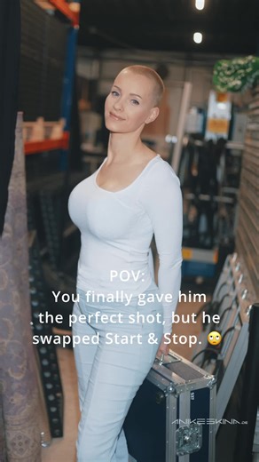 ANIKE EKINA on Instagram: ""POV: You finally gave him the perfect shot, but he swapped Start & Stop. 🙄 Bye bye, exclusive content!" Hand aufs Herz: Manchmal läuft es im Studio einfach nicht nach Plan. 🎤 Da gibst du alles, der Vibe stimmt, die Performance ist on point – und dann vertauscht der Kameramann Start und Stopp. 🤦🏼‍♀️ Erst war ich echt sauer, aber am Ende muss man drüber lachen. Das Wichtigste ist doch, dass wir trotzdem zusammen Spaß haben, oder? ✨ Zum Glück hab ich immer mein eigen