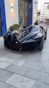 Dlaczego zawodowi złodzieje omijają markę Bugatti, mimo jej astronomicznej wartości rynkowej? Odpowiedź nie tkwi w mechanicznych zamkach, lecz w zaawansowanej architekturze cyfrowej, która czyni ten samochód jednym z najtrudniejszych do ukrycia obiektów na świecie. Każdy egzemplarz jest zintegrowany z fabrycznym systemem telemetrii, który pierwotnie zaprojektowano do monitorowania parametrów wyścigowych, a który w praktyce pełni funkcję nieustannego nadzoru 24/7. Dzięki stałemu połączeniu z cent