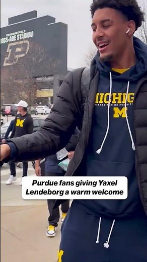 Purdue fans boo Michigan's Yaxel Lendeborg as the Wolverines arrive to Mackey Arena #purdue #cbb