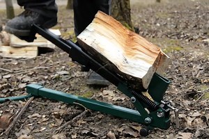 L'invention de la fendeuse de bûches à pied pour couper du bois de chauffage sans effort