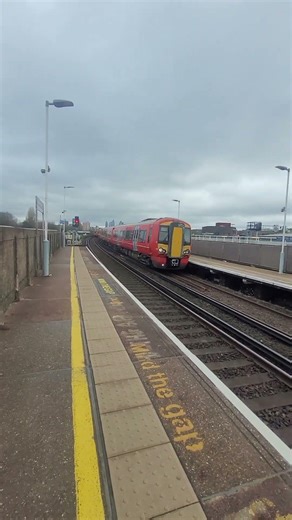 387216 & 387214 passing Clapham Junction with a mint 3 tone Doppler