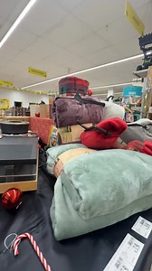 🎄✨ Les fêtes approchent… et vous manquez d’idées cadeaux ? Pas de panique : Espace émeraude est là pour vous aider à trouver le cadeau parfait à glisser sous le sapin ! 🎁💚 Que ce soit pour hommes ou femmes, notre comptoir regorge de matériel utile, durable et de qualité : de quoi faire plaisir tout en offrant quelque chose qui servira vraiment. Accessoires, outils malins, équipements du quotidien, objets pratiques… 👉 Ici, vous êtes sûrs de trouver la bonne idée qui fera sourire le 25 décembr